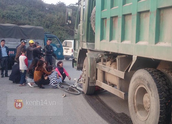 Hà Nội: Người thân gào khóc bên xác người phụ nữ bị xe tải cán tử vong 3