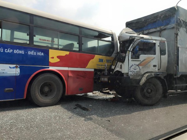 Hà Nội: Xe tải đâm nát đuôi xe buýt, nhiều hành khách hoảng loạn 1