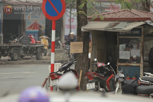Tấm biển "Hỏi đường 10K" giữa Hà Nội và nỗi ái ngại về lòng tốt con người... 1