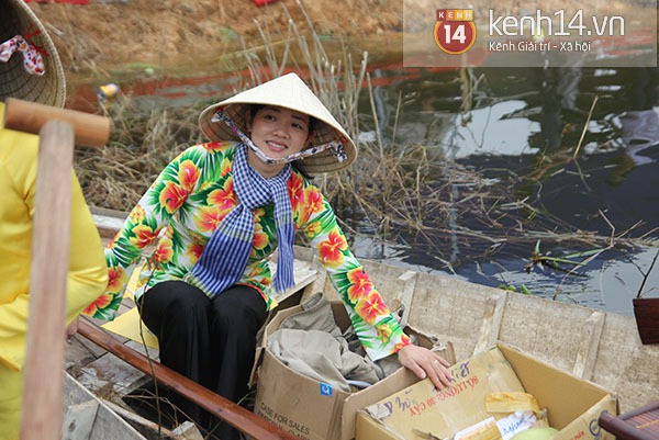 Thiếu nữ miền Tây xinh đẹp trong phiên chợ nổi... giữa Hà Nội 14