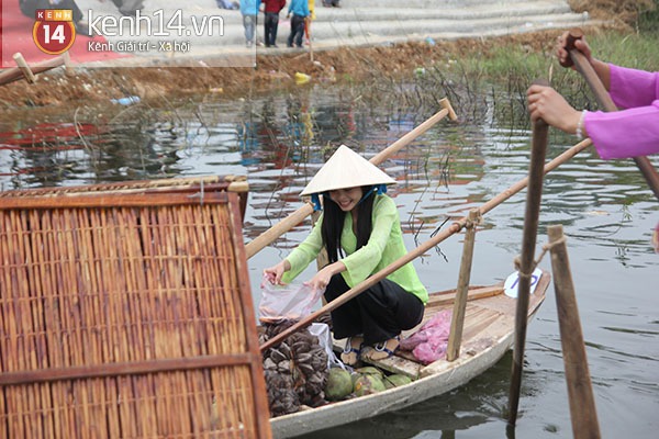 Thiếu nữ miền Tây xinh đẹp trong phiên chợ nổi... giữa Hà Nội 10