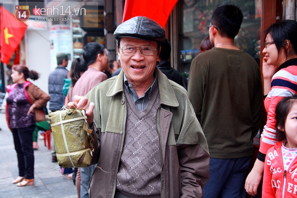 Người dân Hà Nội xếp hàng dài, chen chân mua bánh chưng ăn Tết 25