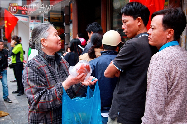 Người dân Hà Nội xếp hàng dài, chen chân mua bánh chưng ăn Tết 26