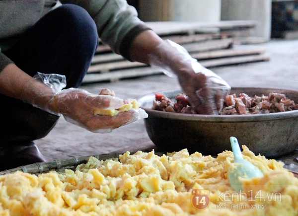 choang-voi-cao-thu-goi-mot-chiec-banh-chung-chua-day-30-giay.JPG