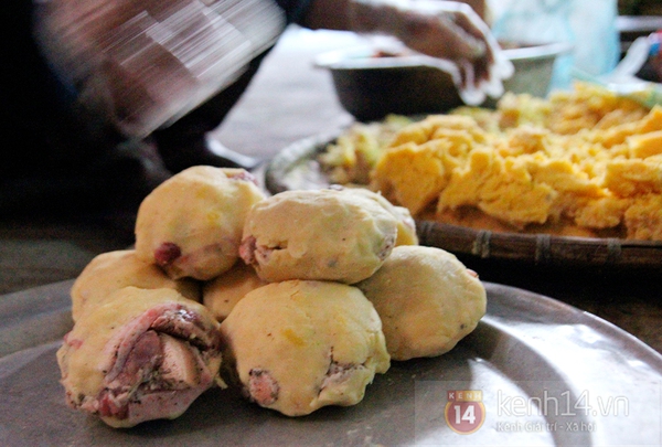 choang-voi-cao-thu-goi-mot-chiec-banh-chung-chua-day-30-giay.JPG