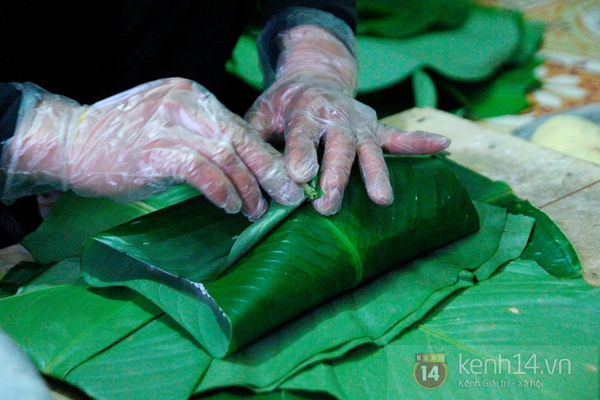 choang-voi-cao-thu-goi-mot-chiec-banh-chung-chua-day-30-giay.JPG