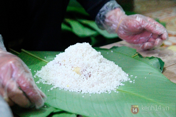 choang-voi-cao-thu-goi-mot-chiec-banh-chung-chua-day-30-giay.JPG