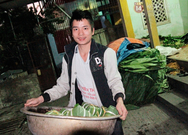 choang-voi-cao-thu-goi-mot-chiec-banh-chung-chua-day-30-giay.JPG