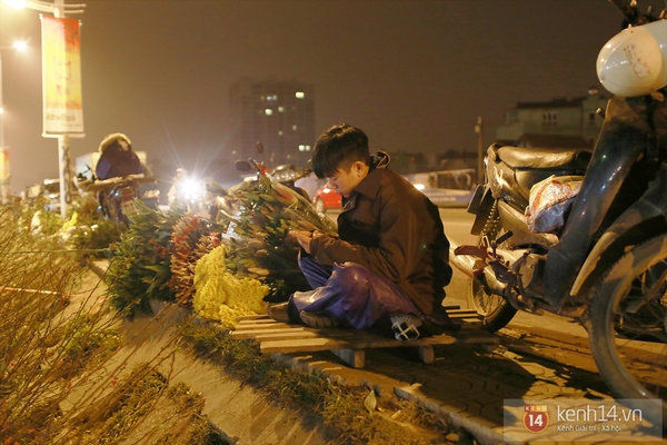 Nghẹn lòng trước cảnh "màn trời chiếu đất" của những người bán hoa Tết giữa đêm lạnh Hà Nội 23