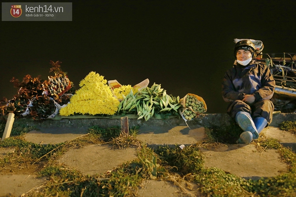 Nghẹn lòng trước cảnh "màn trời chiếu đất" của những người bán hoa Tết giữa đêm lạnh Hà Nội 30