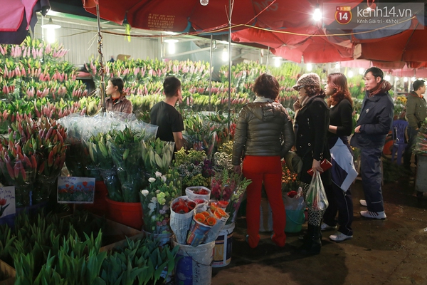 Nghẹn lòng trước cảnh "màn trời chiếu đất" của những người bán hoa Tết giữa đêm lạnh Hà Nội 25