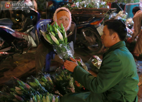 Nghẹn lòng trước cảnh "màn trời chiếu đất" của những người bán hoa Tết giữa đêm lạnh Hà Nội 29