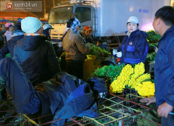Nghẹn lòng trước cảnh "màn trời chiếu đất" của những người bán hoa Tết giữa đêm lạnh Hà Nội 27