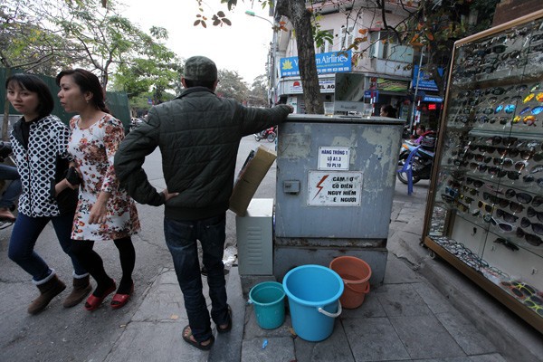 Liều mạng ở Hà Nội: Tủ điện thành hàng nước, bếp ăn 1