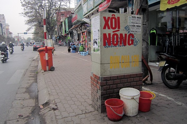 Liều mạng ở Hà Nội: Tủ điện thành hàng nước, bếp ăn 10