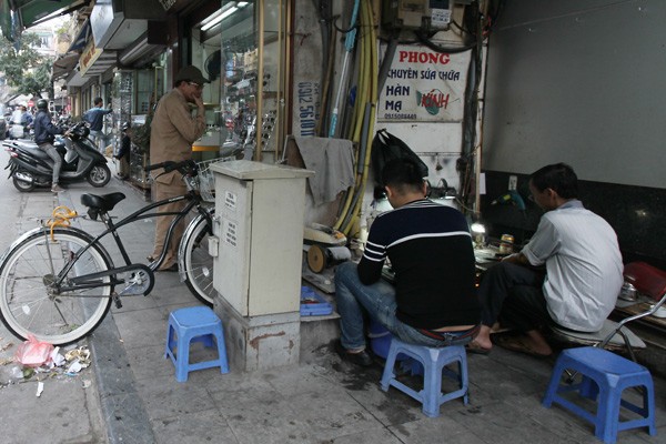 Liều mạng ở Hà Nội: Tủ điện thành hàng nước, bếp ăn 4