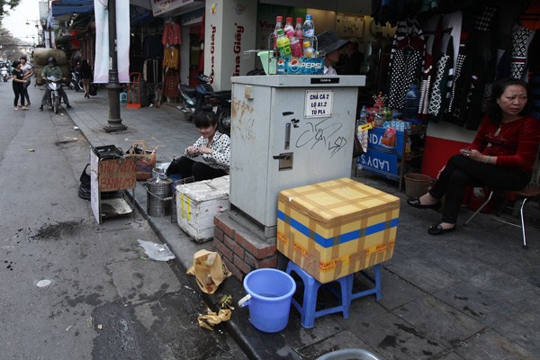 Liều mạng ở Hà Nội: Tủ điện thành hàng nước, bếp ăn 5