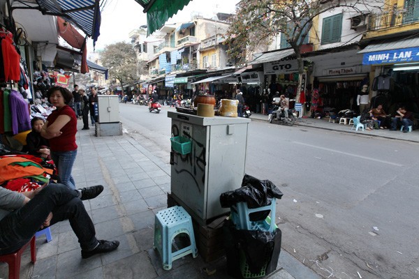 Liều mạng ở Hà Nội: Tủ điện thành hàng nước, bếp ăn 6