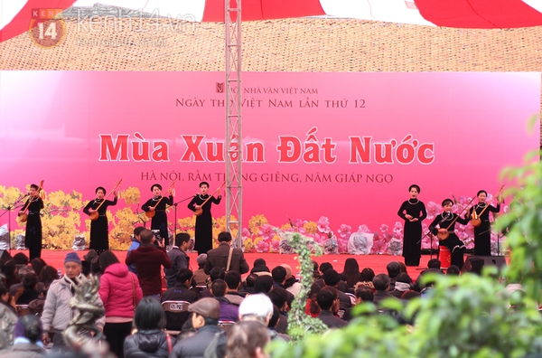 Nhiều thiếu nữ xinh đẹp tham dự Ngày thơ Việt Nam dịp rằm tháng Giêng 1