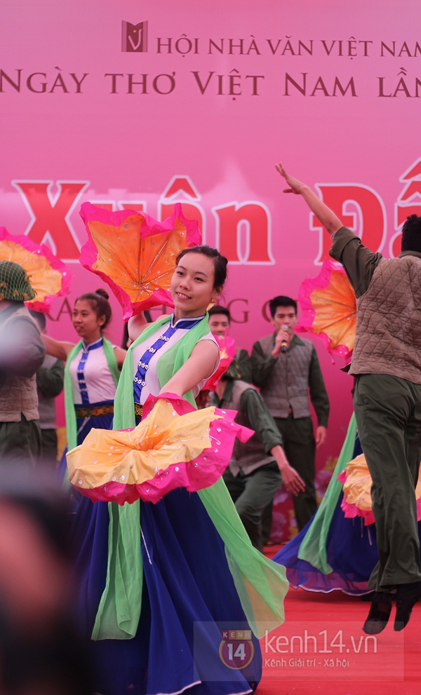 Nhiều thiếu nữ xinh đẹp tham dự Ngày thơ Việt Nam dịp rằm tháng Giêng 10