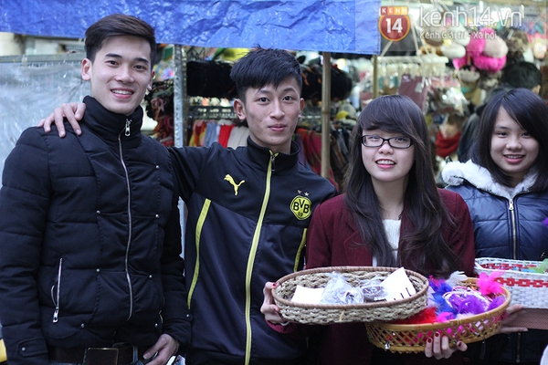 "Thiên đường quà lưu niệm" ở Hà Nội đông nghịt người trong dịp Valentine 15