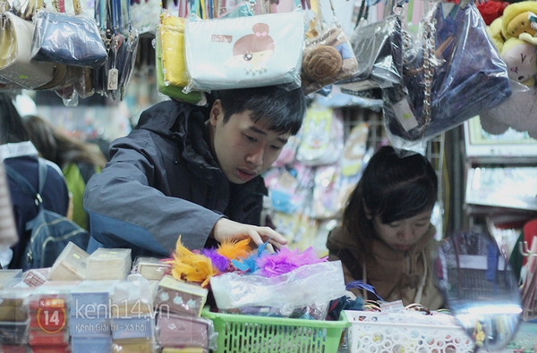 "Thiên đường quà lưu niệm" ở Hà Nội đông nghịt người trong dịp Valentine 16