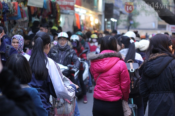 "Thiên đường quà lưu niệm" ở Hà Nội đông nghịt người trong dịp Valentine 1