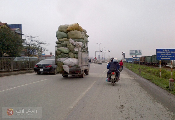 Những điều "k&igrave; dị" tr&ecirc;n đường phố H&agrave; Nội 22