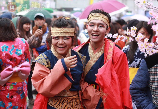 Nam thanh, nữ tú Hà thành đội mưa tham dự lễ hội hoa anh đào 2014 17