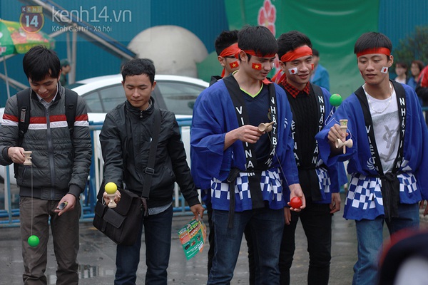 Nam thanh, nữ tú Hà thành đội mưa tham dự lễ hội hoa anh đào 2014 23
