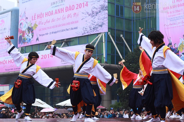 Nam thanh, nữ tú Hà thành đội mưa tham dự lễ hội hoa anh đào 2014 13