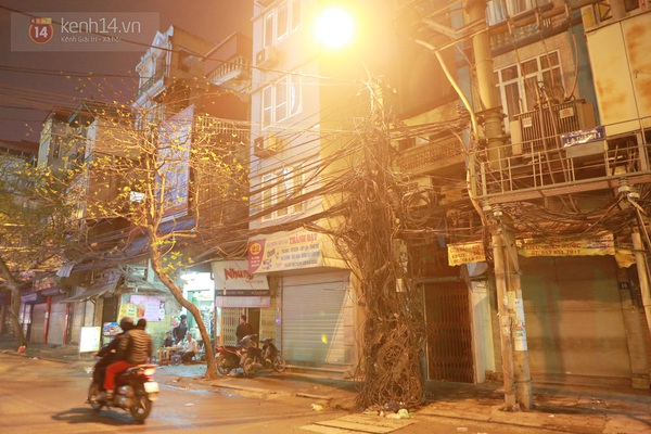 Những điều "k&igrave; dị" tr&ecirc;n đường phố H&agrave; Nội 9