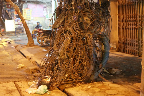 Những điều "k&igrave; dị" tr&ecirc;n đường phố H&agrave; Nội 11