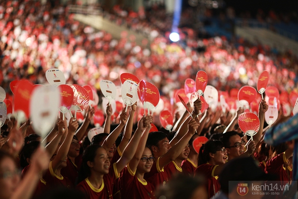 Hàng trăm bạn trẻ vẫy cao cờ đỏ sao vàng cùng Nick Vujicic "Toà sáng nghị lực Việt" 5