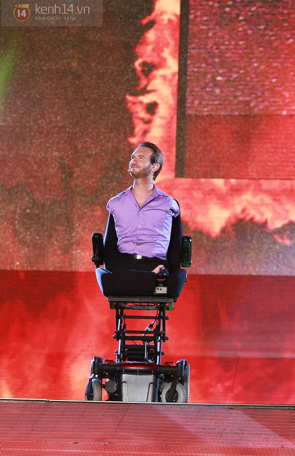 Hàng trăm bạn trẻ vẫy cao cờ đỏ sao vàng cùng Nick Vujicic "Toà sáng nghị lực Việt" 11