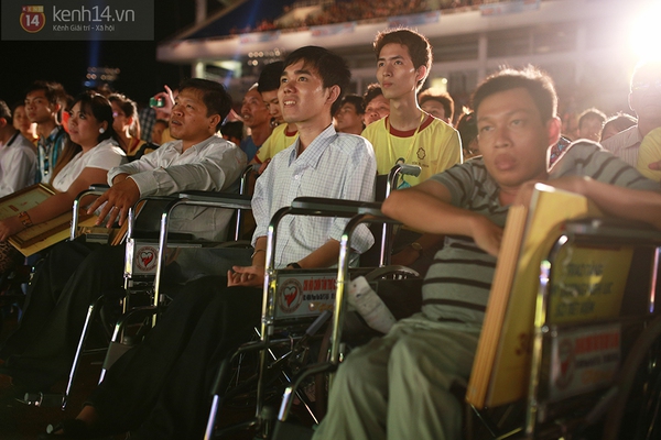 Hàng trăm bạn trẻ vẫy cao cờ đỏ sao vàng cùng Nick Vujicic "Toà sáng nghị lực Việt" 8