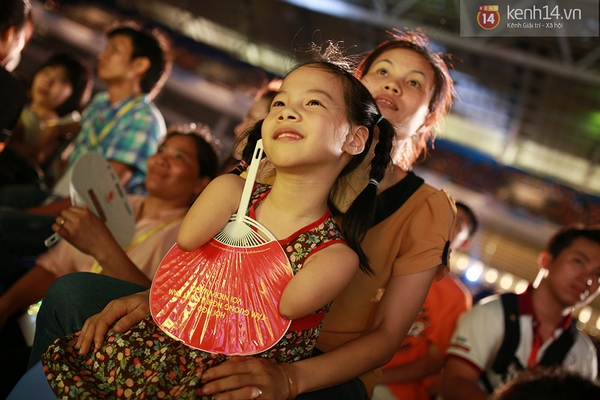 Hàng trăm bạn trẻ vẫy cao cờ đỏ sao vàng cùng Nick Vujicic "Toà sáng nghị lực Việt" 9