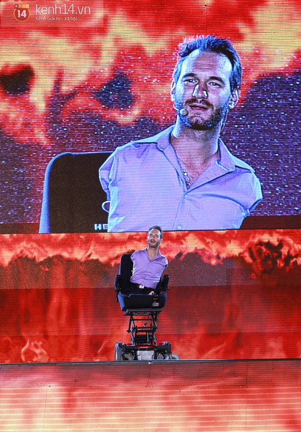 Hàng trăm bạn trẻ vẫy cao cờ đỏ sao vàng cùng Nick Vujicic "Toà sáng nghị lực Việt" 12