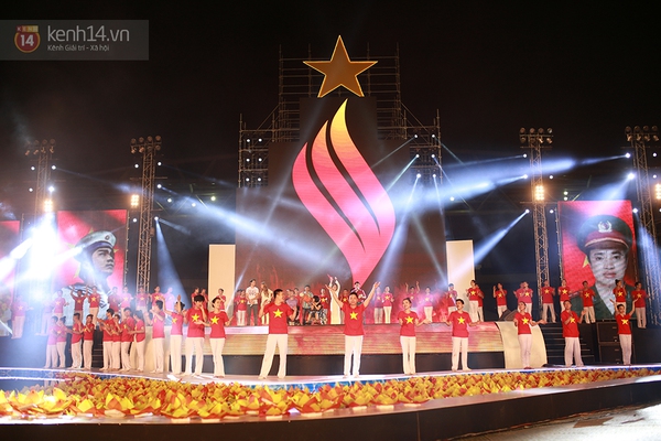 Hàng trăm bạn trẻ vẫy cao cờ đỏ sao vàng cùng Nick Vujicic "Toà sáng nghị lực Việt" 18