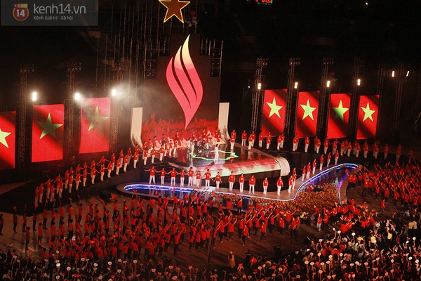 Hàng trăm bạn trẻ vẫy cao cờ đỏ sao vàng cùng Nick Vujicic "Toà sáng nghị lực Việt" 20