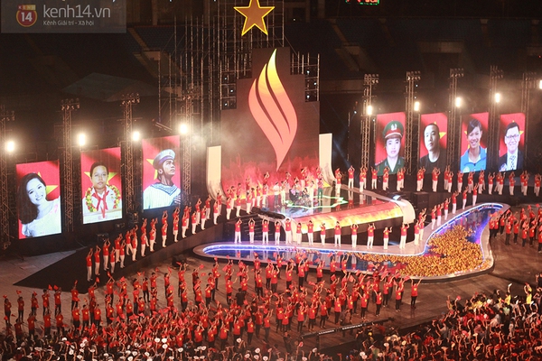 Hàng trăm bạn trẻ vẫy cao cờ đỏ sao vàng cùng Nick Vujicic "Toà sáng nghị lực Việt" 19
