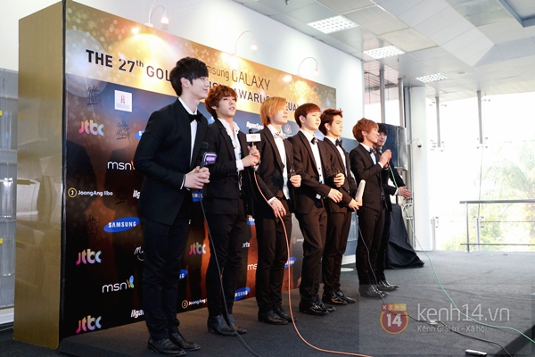 Hongki (F.T. Island) tạo d&aacute;ng "kh&oacute; đỡ" tr&ecirc;n thảm đỏ "Grammy H&agrave;n" 16