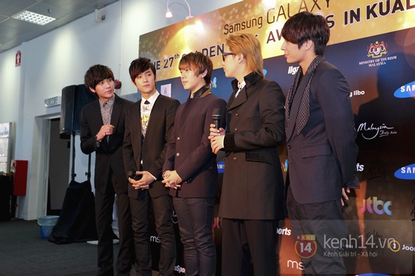 Hongki (F.T. Island) tạo d&aacute;ng "kh&oacute; đỡ" tr&ecirc;n thảm đỏ "Grammy H&agrave;n" 21