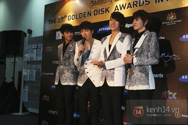 Hongki (F.T. Island) tạo d&aacute;ng "kh&oacute; đỡ" tr&ecirc;n thảm đỏ "Grammy H&agrave;n" 22