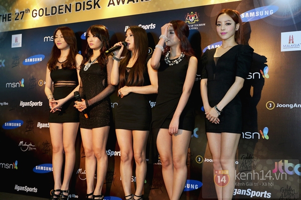 Hongki (F.T. Island) tạo d&aacute;ng "kh&oacute; đỡ" tr&ecirc;n thảm đỏ "Grammy H&agrave;n" 24