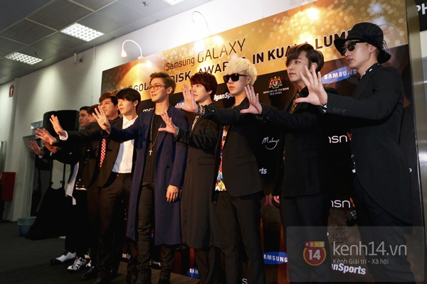 Hongki (F.T. Island) tạo d&aacute;ng "kh&oacute; đỡ" tr&ecirc;n thảm đỏ "Grammy H&agrave;n" 14