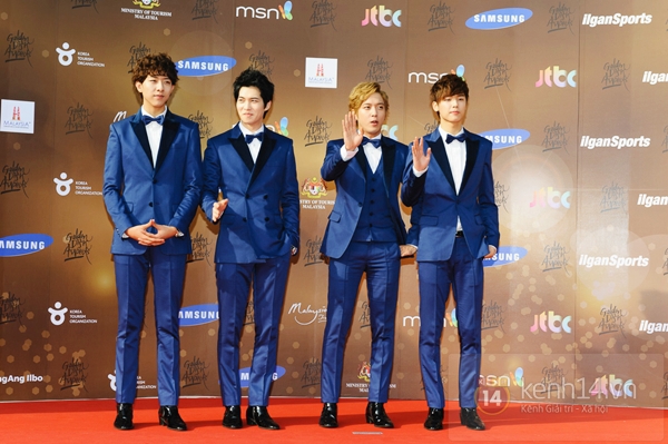 Hongki (F.T. Island) tạo d&aacute;ng "kh&oacute; đỡ" tr&ecirc;n thảm đỏ "Grammy H&agrave;n" 10