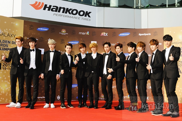 Hongki (F.T. Island) tạo d&aacute;ng "kh&oacute; đỡ" tr&ecirc;n thảm đỏ "Grammy H&agrave;n" 11