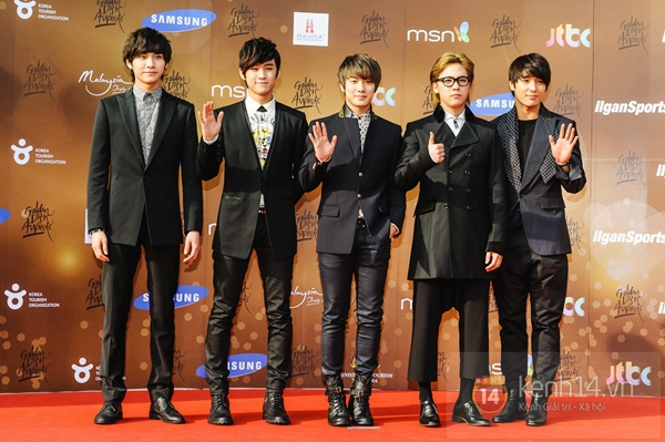 Hongki (F.T. Island) tạo d&aacute;ng "kh&oacute; đỡ" tr&ecirc;n thảm đỏ "Grammy H&agrave;n" 3