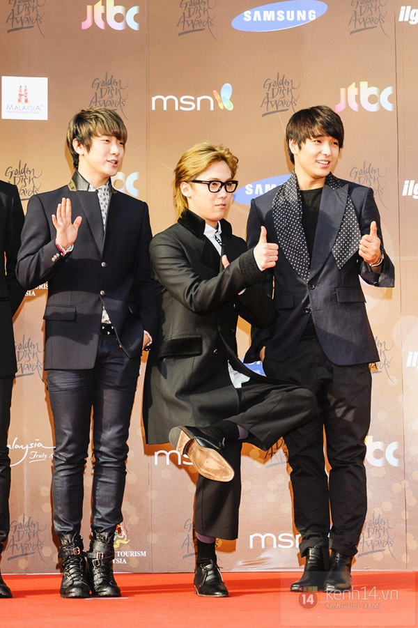 Hongki (F.T. Island) tạo d&aacute;ng "kh&oacute; đỡ" tr&ecirc;n thảm đỏ "Grammy H&agrave;n" 1